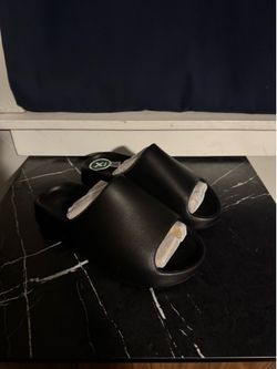 Yeezy Slide Black Size 8 - New