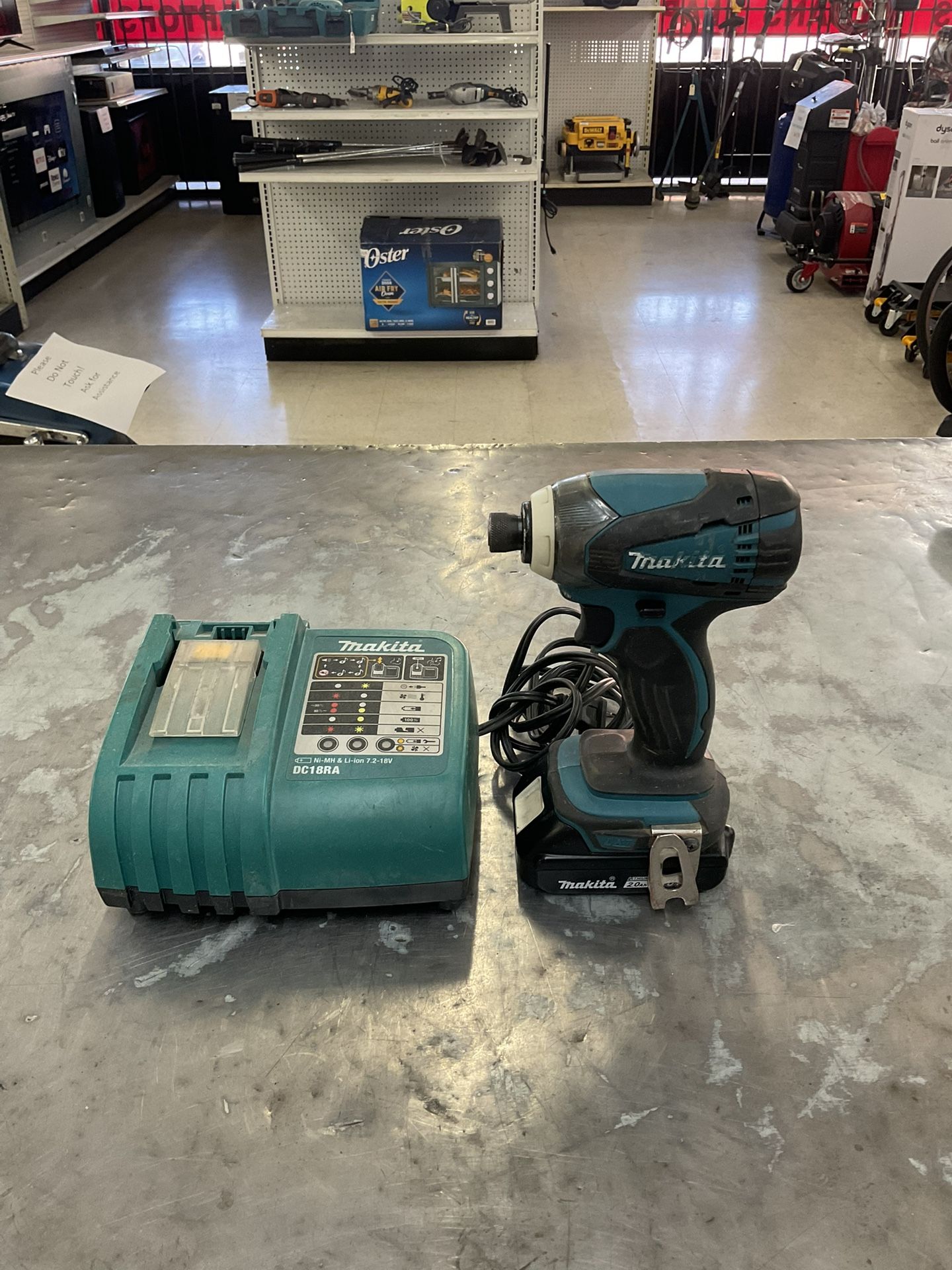Makita LXDT04 1/4” Impact Driver w/ Battery & Charger