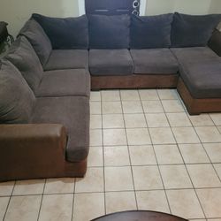 Beautiful Brown C Sectional✨️🤎