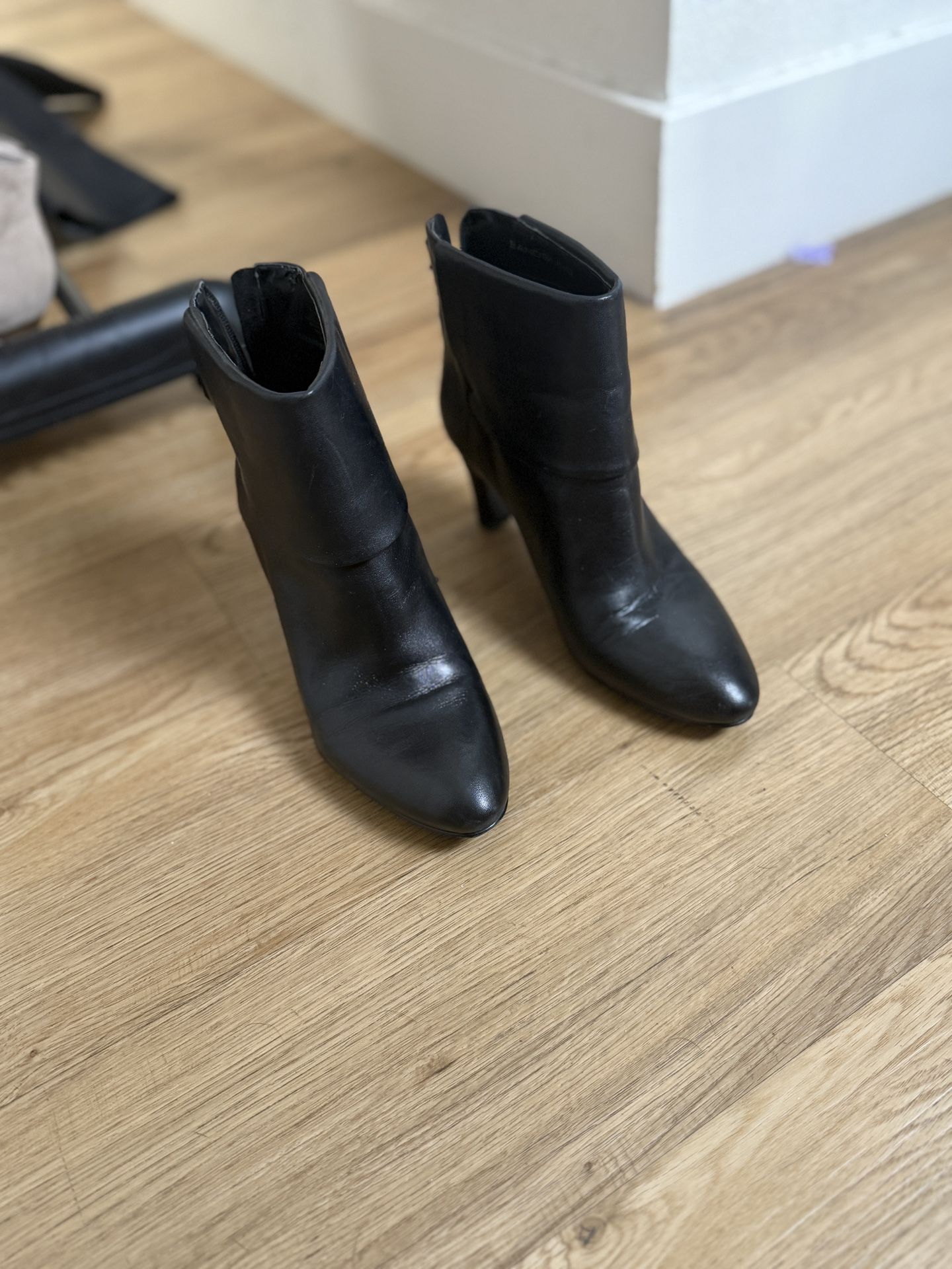 Bandolino Bordeaux bootie, size 7.5 (black).