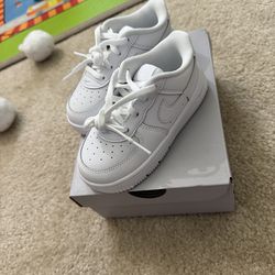 White Nike Force 1 Low lace