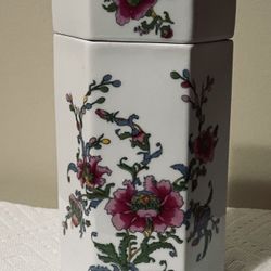 7” Tall 11 1/2” Round 6 Corner Beautiful White Vase With Lid $12