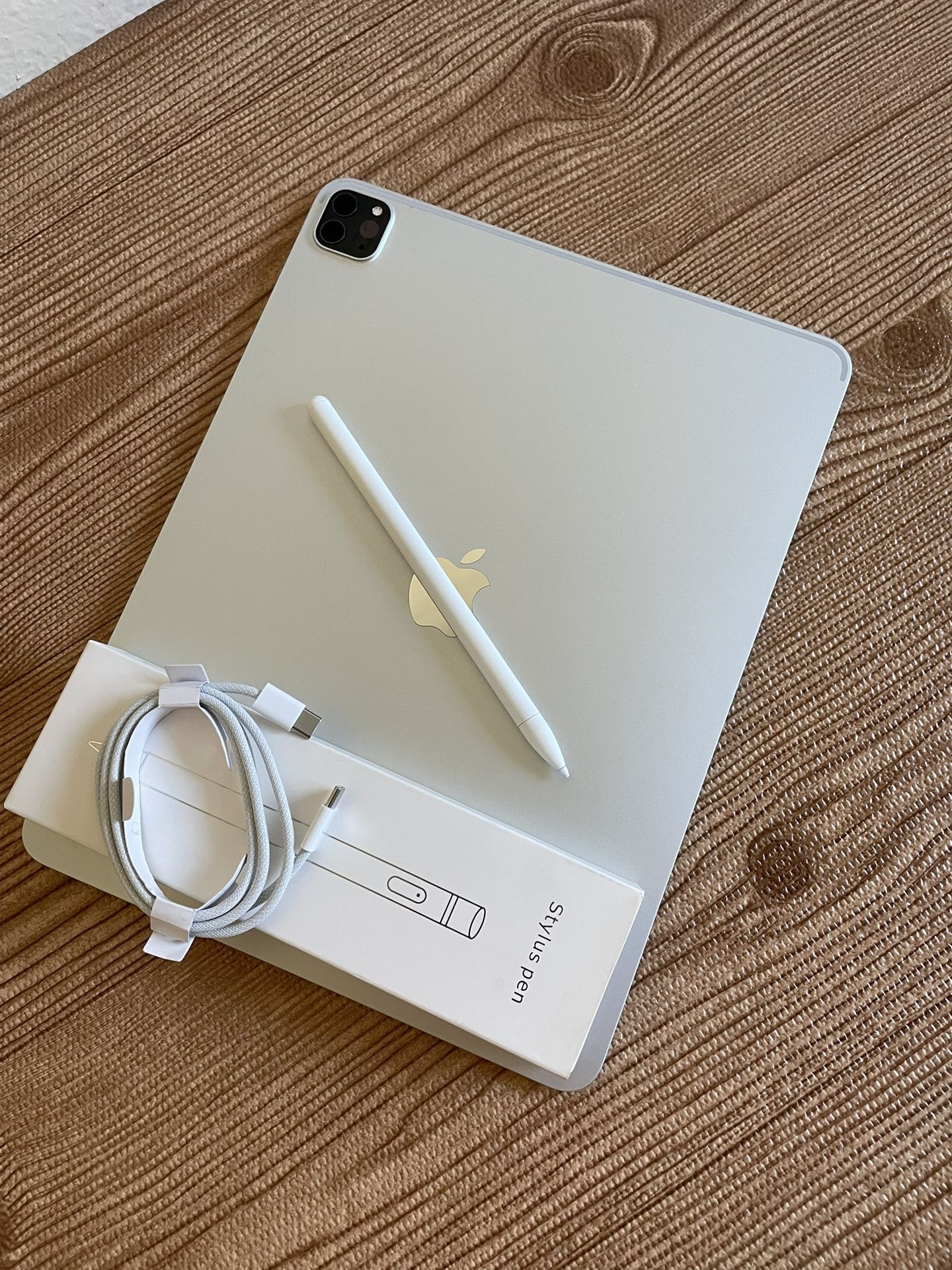 iPad Pro 12.9” (M1 chip / 2021) 5th Generation 128GB with keyboard case and pen & Accessories