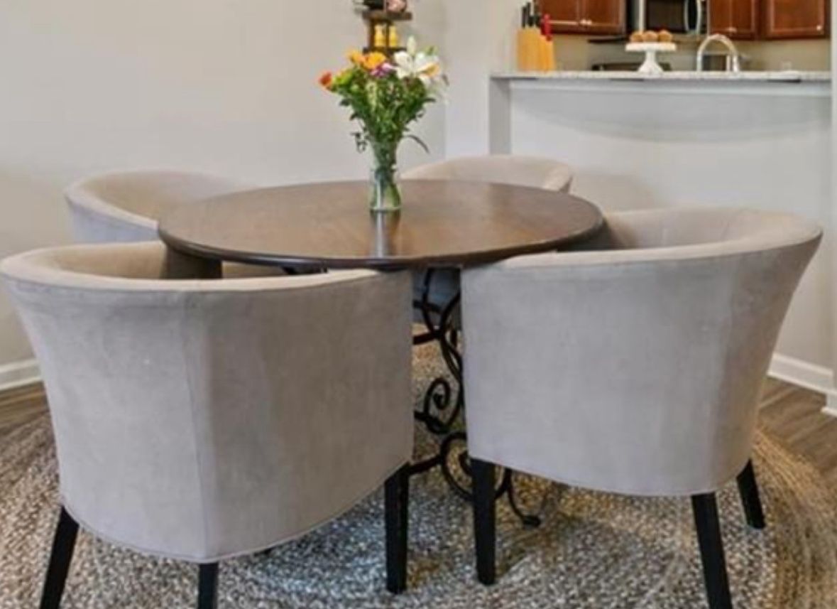 Dining/breakfast Table and Chairs