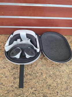 Oculus Quest 3s W Controllers and Carrying Case