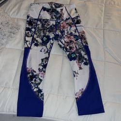 XS Capris stretch Leggings w/ Floral Print $5