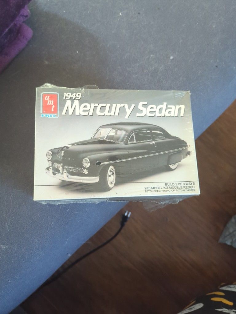 AMT 1949 Mercury Sedan 1/25 Model Kit