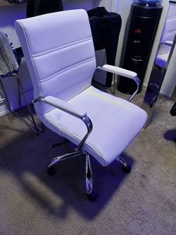 White Computer Chair Or Gaming Chair 35$ Or Best Offer