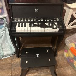 Little Girls Piano With Seat 