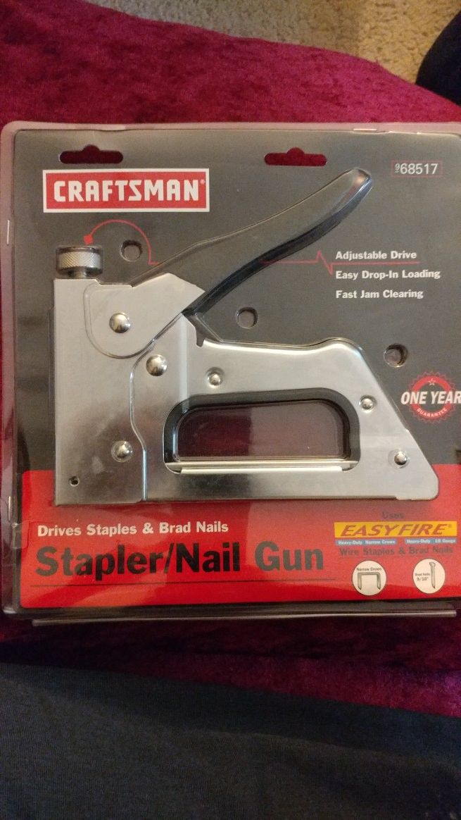 Craftsman Heavy-Duty Staple/Nail Gun w/ staple pack