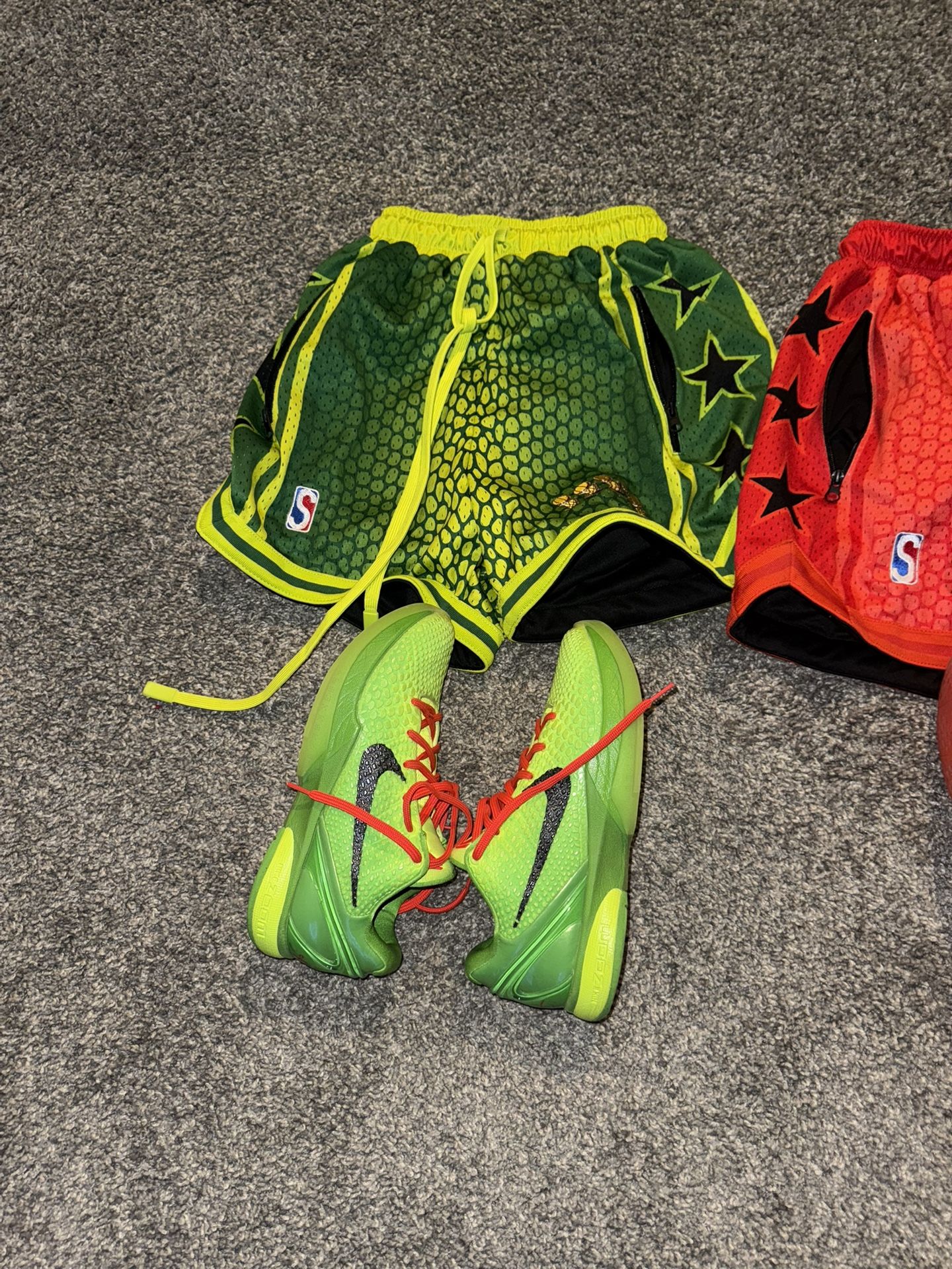 Kobe Grinch Size 7.5/ Short Xs
