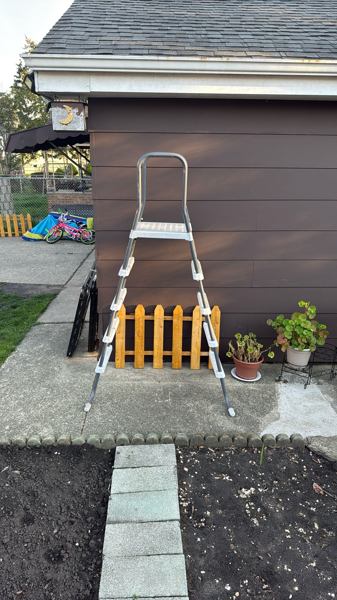 Pool ladder