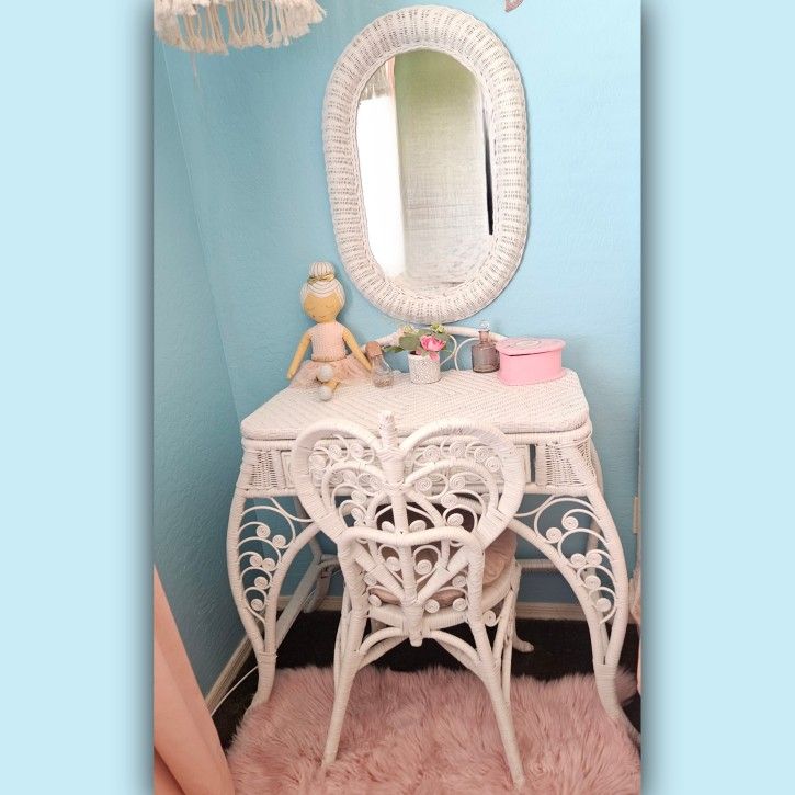 Vintage White Wicker Vanity with Heart-shaped Back Scrolled Chair and Mirror Set. Boho Chic | Shabby Chic | Traditional Style | Antique Furnitur💛✨️🌾
