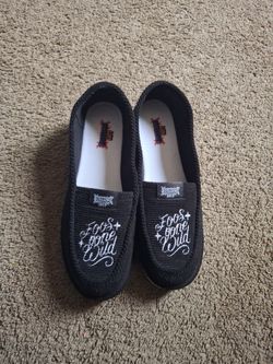 Foos gone wild slippers size 9