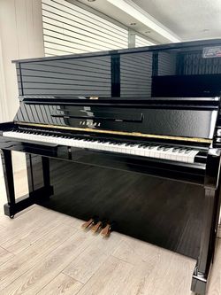 Like new Yamaha U1 Upright Piano Free delivery and tuning