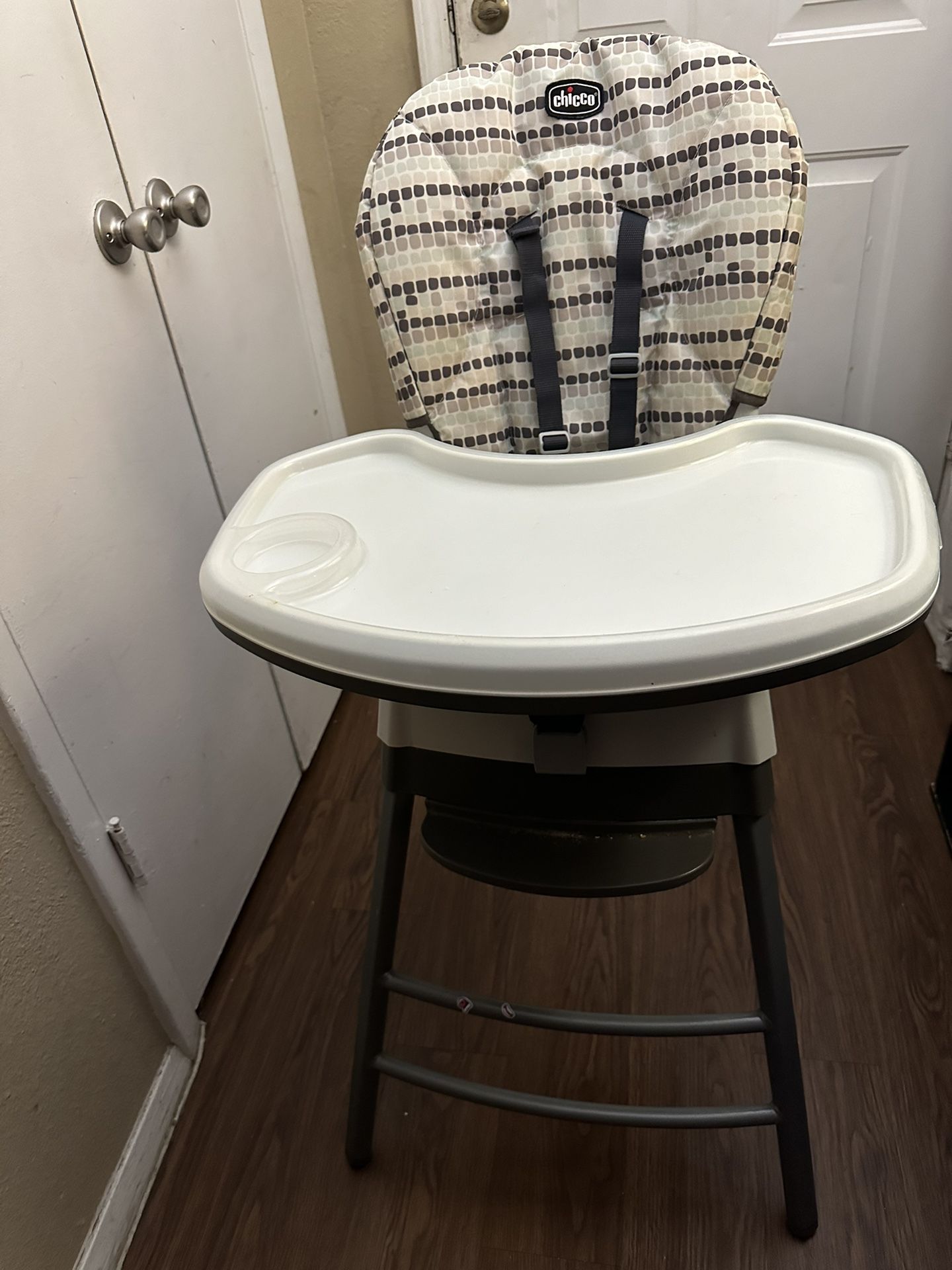 baby high chair chicco convertible