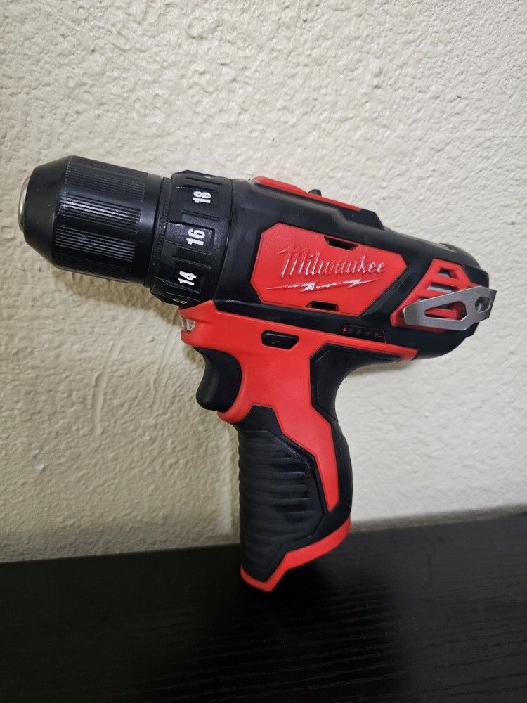 MILWAUKEE M12 3/8 DRILL