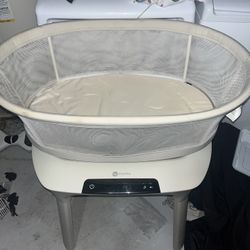 4 Moms Bassinet