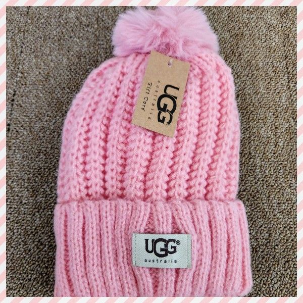 UGG BEANIE HAT. 