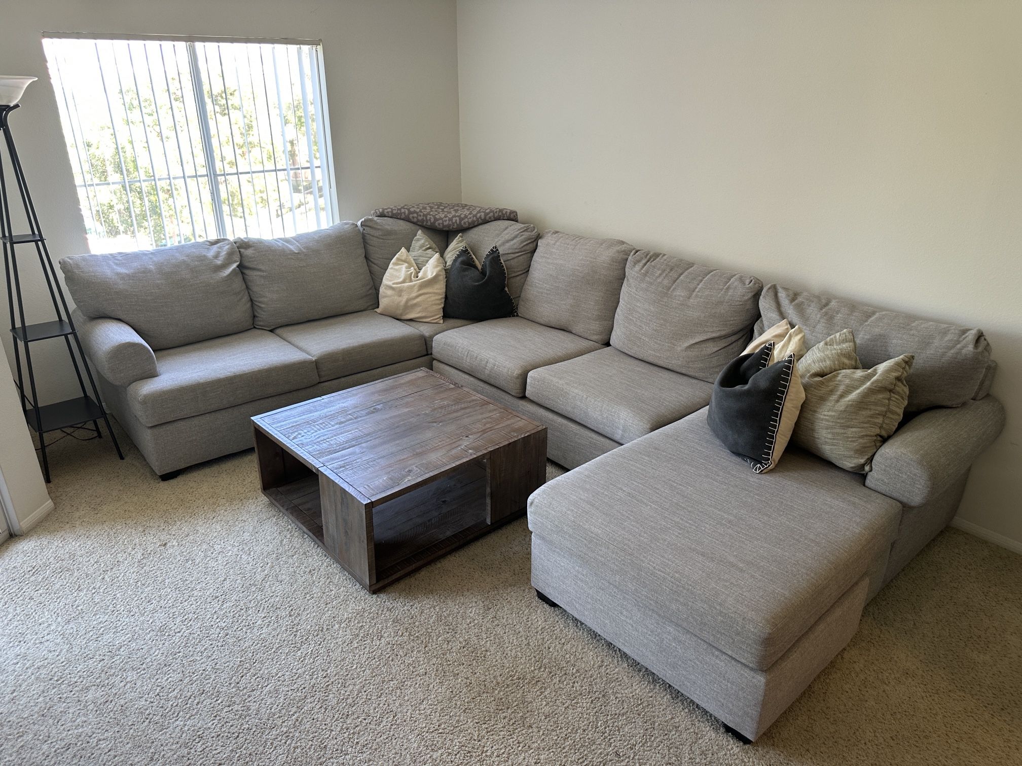 Hampstead Dove Grey Fabric U-Shaped Sectional with Right Arm Facing