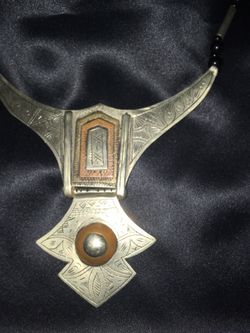 Collar con cuentas negras y de plata con diseño al frente , hecho en Marruecos.