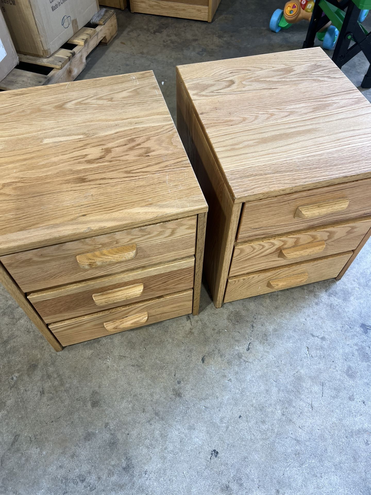 Set Of Two Solid Three Drawers Nightstands