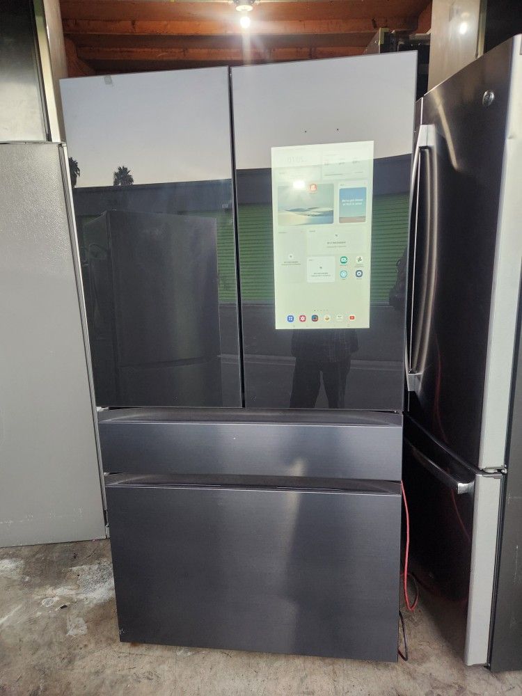 refrigerador de 4 puertas de pantalla marca Samsung de 36 de ancho por 68 y media de alto 29 de profundidad está nuevo