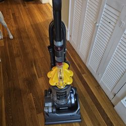 Dyson DC 33 vacuum Cleaner Works Great