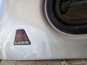 LEER 100XR Fiberglass Camper Shell – 2005–2015 Toyota Tacoma Double Cab 6ft Bed – Silver