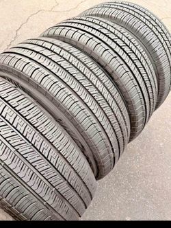 255 60 R 18 vendo llantas usadas marca Goodyear