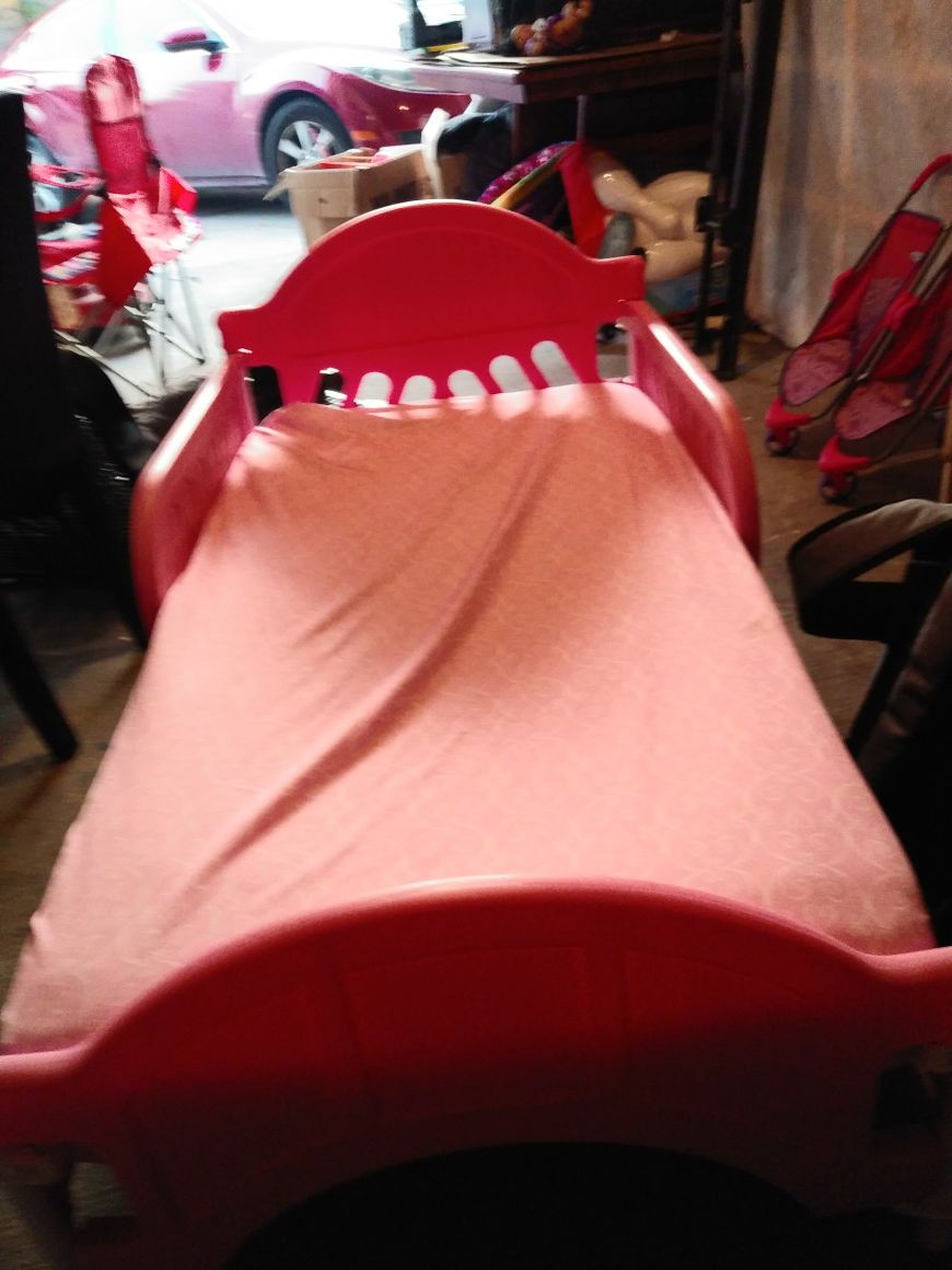 Toddler bed for sale, solid pink comes with mattresse and a moana bed