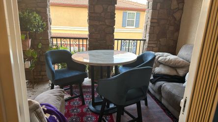 Round Table And Chairs