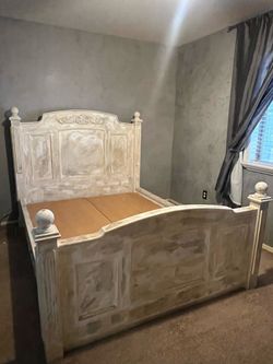 Distressed cream/white wooden storage bed (Queen size)