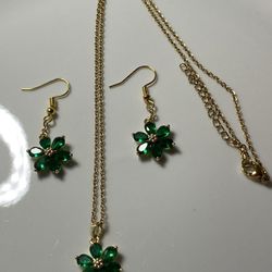 Necklace With Green Flower Pendant And Earrings Set.