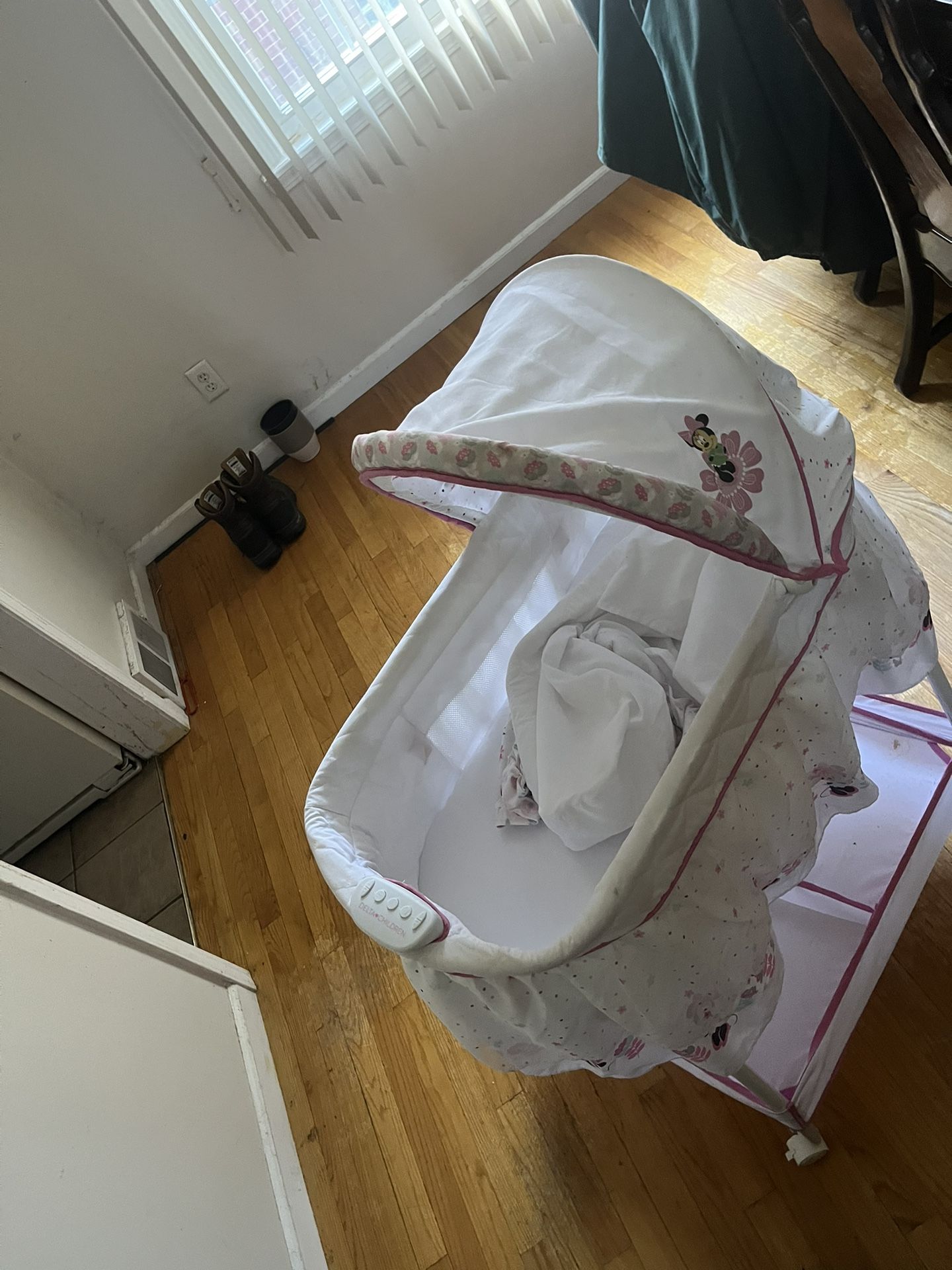Minnie Mouse Bassinet With Music 