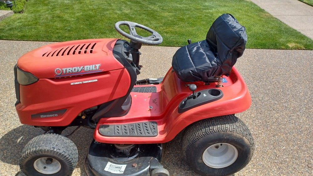 Troy-Bilt Bronco Riding Lawn Mower 42 In Cutting Deck With Kohler 18 Horse Engine Works Great
