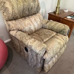 La-Z-Boy  Power Recliner , Working Condition , Quality Build 
