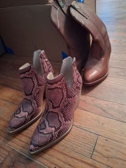 2 PAIRS OF WOMEN'S BOOTS SIZE 6.5 BOTH PAIRS FOR $35 PICK UP IN SUN VALLEY