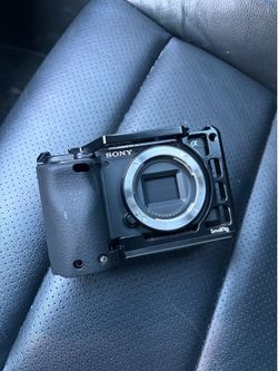 Sony A6400 as new with cage, 4 batteries and a mic