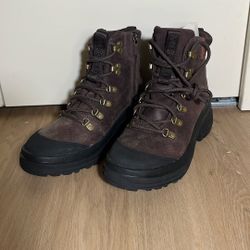 brand new Merrell hiking boots, W7