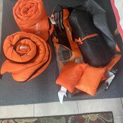4 MAN TENT TWO SLEEPING BAGS AND PILLOWS AND CARRYING BAG BRAND NEW. 