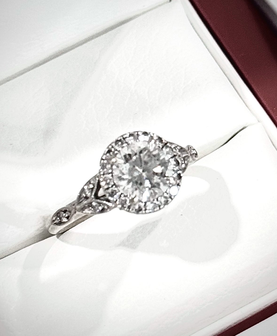 Diamond engagement ring 