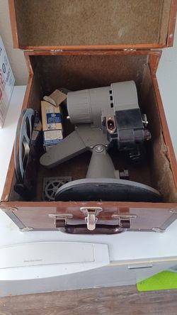 Vintage Universal Camera Corp. Cinematic P-752 8mm film projector in a wood case. (no power cord)