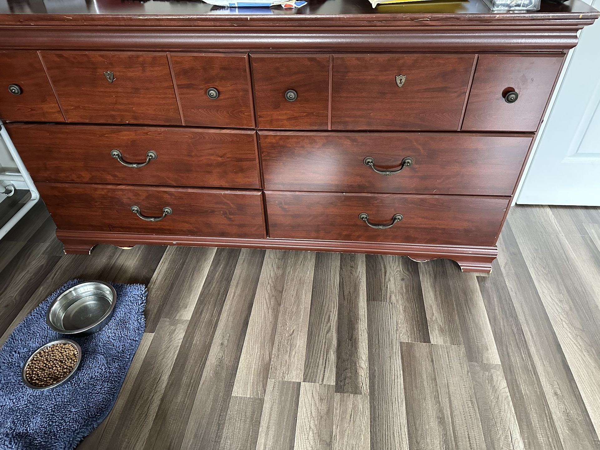 Dresser mahogany bedroom