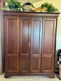 Entertainment cabinet
