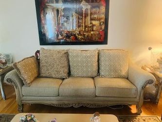 Elegant Traditional Upholstered Sofa – Excellent Condition
