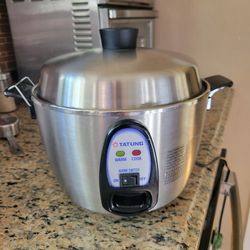 Tatung stainless steel inside and out rice cooker. With steamer insert.