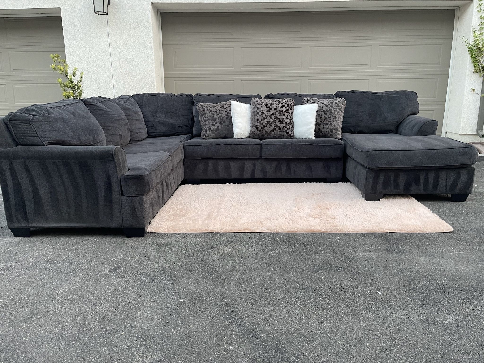 Amazing Dark Gray Sectional Couch In Excellent Condition - Free Delivery 🚚