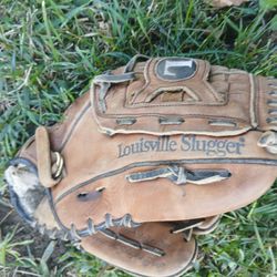 Louisvill Slugger TPX Infielders Glove ( See Pics).Located In Glendora