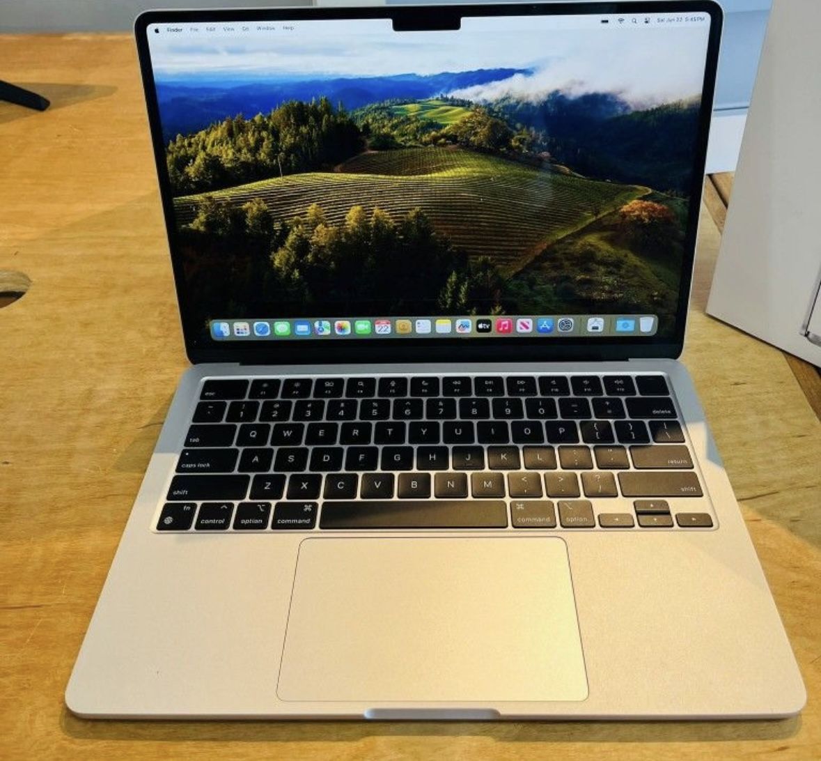 Apple MacBook Pro Laptop with Apple M2 chip 13’